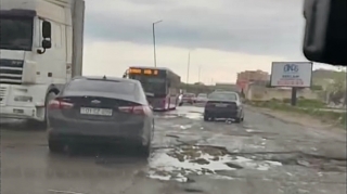 Xırdalanda yol “çuxur bataqlığı”na çevrilib:  Sürücülər hərəkət edə bilmir  - VİDEO