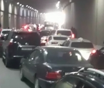 Tuneldə kiçik qəza 40 dəqiqə tıxaca səbəb oldu - VİDEO 