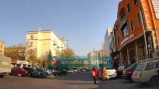 Bu küçədə piyada səkisi yoxdur: Təhlükəli vəziyyət - VİDEO