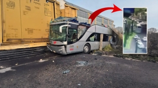 Qatarla avtobus toqquşdu - 9 ölü - VİDEO 