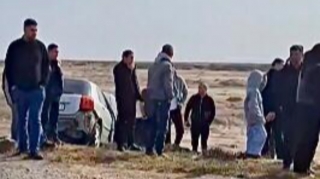 Qaradağda qəza: “Toyota” dəmir maneələrə çırpıldı, bir yaralı var   - RƏSMİ - VİDEO