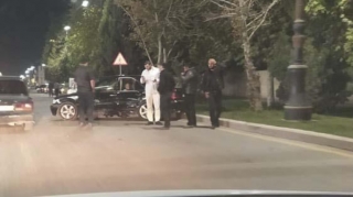 Gəncədə "VAZ-2107" "Mercedes"lə toqquşub - xəsarət alanlar var  - FOTO