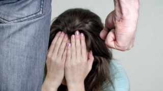 Azərbaycanda ruhi xəstə olan oğul anasını döydü