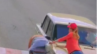 Yolu uşaq arabası ilə keçən qadını maşın vurdu