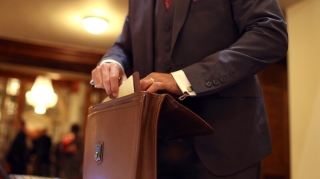 “Qanunsuz pullara görə ailəmiz dağıldı” - Xanımı vəzifəli ərini məhkəməyə verdi 