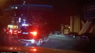 Ən sağ zolağa keçmək üçün qəfil maşının önünə çıxıb  təhlükə yaratdı   - VİDEO