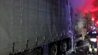 Türkiyədə Azərbaycan nömrəli yük avtomobili yanaraq kül oldu - FOTO 