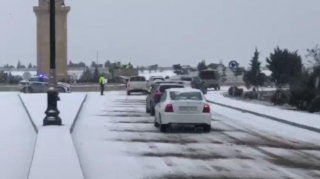 Yol polisləri yolların buz bağlamasına qarşı tədbirlər görüblər   - FOTO - VİDEO