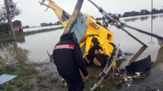 İtaliyada helikopter təbii fəlakət zonasına düşdü - FOTO 