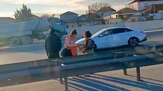 Keçidin yaxınlığından yolu keçən piyadalar təhlükə yaratdılar   - VİDEO