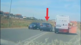 Sərt döngədə əks yola çıxan sürücü maşınların üzərinə sürdü - VİDEO