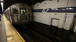 Nyu-York metrosunda sərnişinlərə hücum olub, ölənlər və yaralananlar var