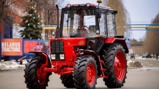 Belarus traktorları yeni rəngdə  - FOTO