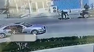 Özünü maşının altına atan qadının kimliyi bilindi  - DİN-dən AÇIQLAMA