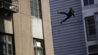 Mingəçevirdə 5-ci mərtəbədən yıxılan 32 yaşlı kişi xəstəxanada öldü 