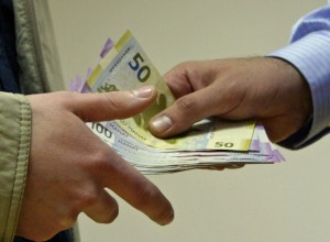 Rüşvət verən universitet müəlliminin cinayət işi məhkəməyə göndəirlib