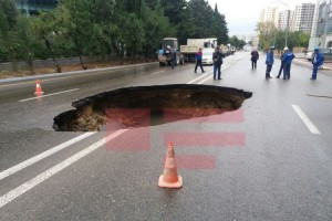 Bakıda qorxulu mənzərə: yeni təmirdən çıxan yol çökdü - FOTO