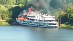 Rusiyada inşası davam evdən gəmidə yanğın baş verib