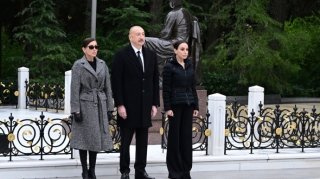 Prezident xanımı və qızı ilə Fəxri xiyabanı ziyarət etdi - FOTOLAR 