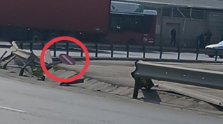 Qəza vaxtı aşan yol nişanını 1 aydır düzəltmirlər: Sürücülər təhlükədədir - VİDEO