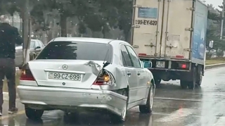 Sumqayıtda yük maşını “Mercedes”ə çırpıldı    - VİDEO