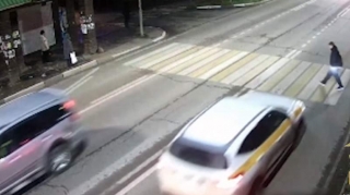 Sükan arxasında yuxulayan sürücü keçidən keçən məktəblini vurdu - VİDEO 