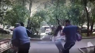 Şəhərin mərkəzində uşağı anasının yanından qaçırdılar - VİDEO 