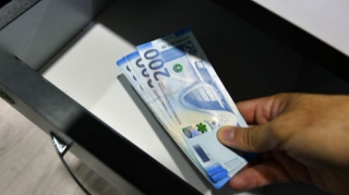 Azərbaycanda vəzifəli şəxslər rüşvət alarkən tutuldu - RƏSMİ 