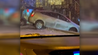 "Prius" qarlı havada səkiyə aşdı - VİDEO 