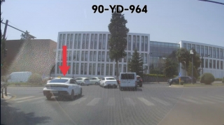 Sürücü yaşılda dayanıb qaydalara əməl etdi, sonra qırmızıda keçdi - VİDEO