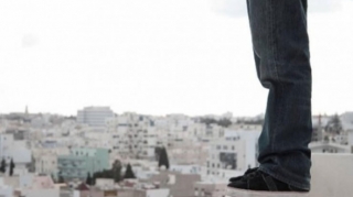 Narkotik aludəçisi olan kişi özünü binadan atdı