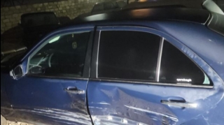 Qəzaya düşən "Mercedes" divara dəyərək dayandı - FOTO 