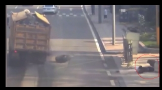 Yük maşınından çıxan təkərlər yolda dəhşətli anlar yaşatdı  - VİDEO