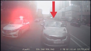 В Баку водитель совершил аварию на глазах у дорожной полиции - ВИДЕО 