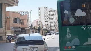 "BakuBus" sürücüsünün davranışı müzakirə yaratdı: "İkinci zolaqda saxlayıb aptekə getdi" - VİDEO