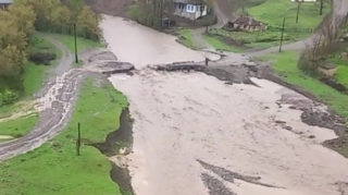 Lerikdə sel körpünü dağıtdı  - VİDEO