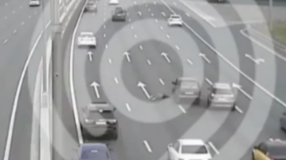 Qaçaraq 5 zolaqlı yolu keçmək istəyən piyadanı maşın vurdu - VİDEO 