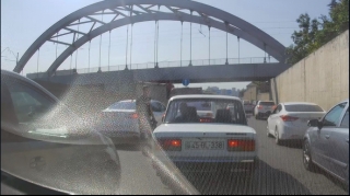 Sürücü düz yolunu getdiyi yerdə qarşıdakı maşına çırpıldı - VİDEO