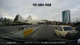 Qayda pozub həm qəza törətdi, həm də sürücünü qəzaya saldı   - VİDEO