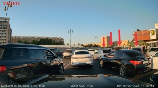 Maşını yolun ortasında saxlayanlar hər gün hərəkəti iflic edir - "Gənclik"də süni tıxac - VİDEO  