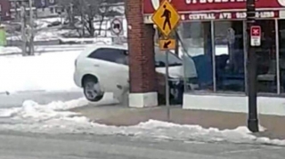 Sükan arxasında halı pisləşdi, avtomobil mağazaya girdi - VİDEO 