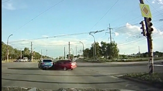 Qəza törədən sürücü dayanmadan yoluna davam etdi  - VİDEO