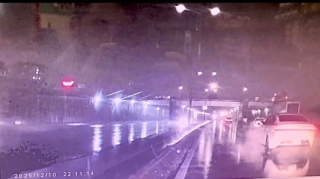 Yolun ortasında qəfil dayanan “BYD”  qəza riskinə səbəb oldu  - REAL VİDEO