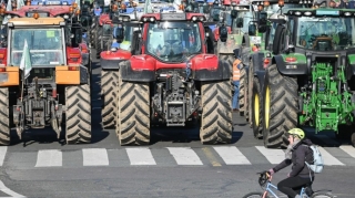Fransada fermerlər traktorlarla etiraz aksiyası keçirib 