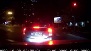 "Prius" sürücüsü yol polisini görüb belə qəza törətdi - VİDEO 