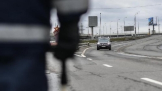 Yol polisinə qarşı silahlı hücumun görüntüləri - VİDEO 