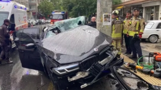 “BMW” reklam dirəyinə çırpıldı:  1 ölü, 4 yaralı - FOTOLAR 