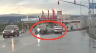 Yağışlı havada yüksək sürətlə hərəkət edən sürücü ağır qəza törətdi - VİDEO