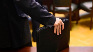 İş otağında əxlaqsızlıq edən məmur işdən çıxarıldı - Bəraət aldı 