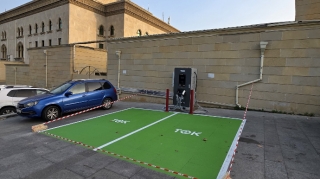 Şəhərin mərkəzində səkini zəbt edib elektrikdoldurma məntəqəsi düzəldiblər - FOTO 